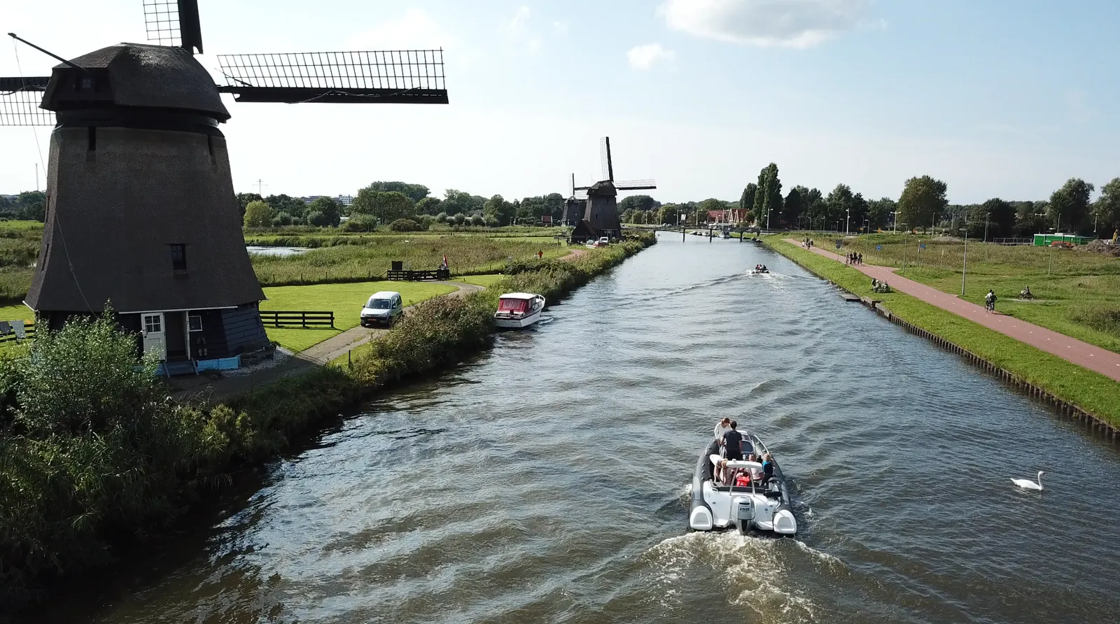 Semi-rigide sur un canal le long de moulins près d'Alkmaar